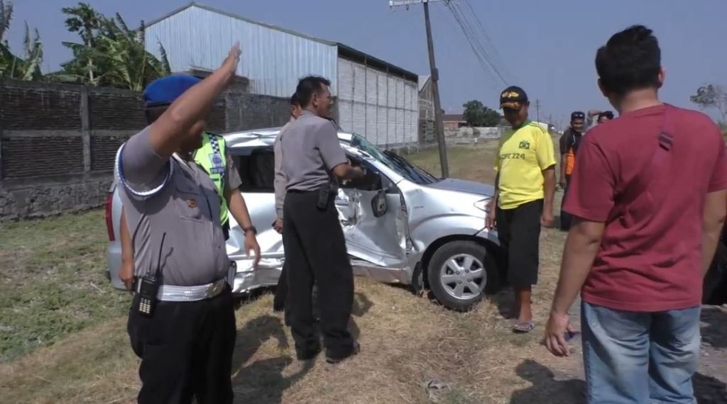 Mesin Mati di Atas Rel, Minibus di Nganjuk Ditabrak Kereta, 1 Tewas