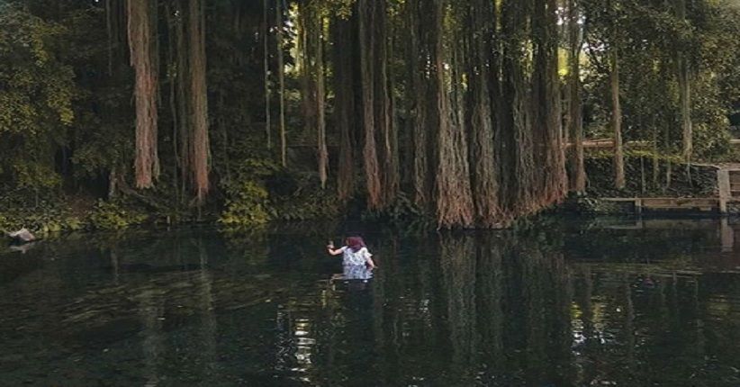 Berenang di Sirah Cipelang, Kolam Mata Air Alami yang Hits di Sumedang