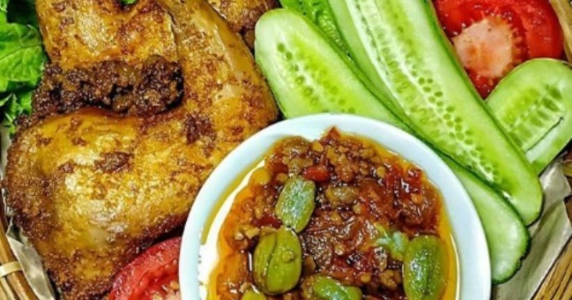 Mencicipi Ayam Goreng Terasi, Rasanya Lebih Gurih dan Lezat
