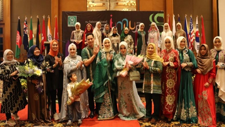 Fatayat NU Tampilkan Fashion Show Produk Busana Muslimah di IYMWF 2018