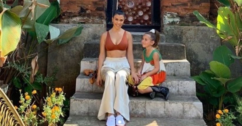 Berada di Bali, Kourtney Kardashian Jalan-Jalan ke Pasar Tradisional