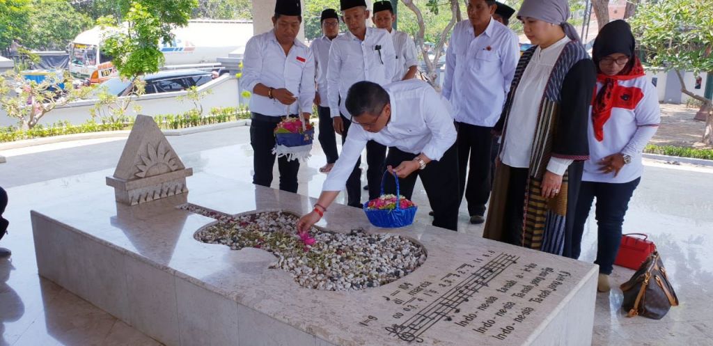 Sebelum Rakernas, TKN Jokowi-Ma'ruf Ziarah ke Makam WR Soepratman