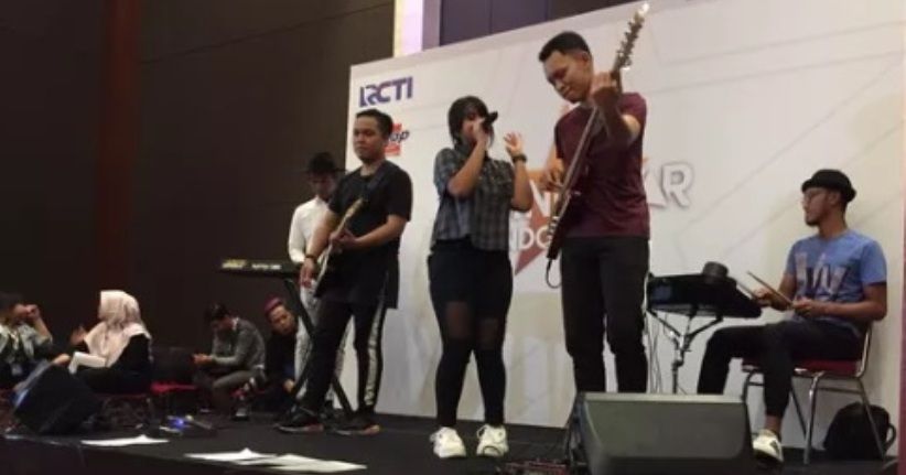 Bakar Semangat, Hanin Dhiya Hibur Peserta Audisi Rising Star Indonesia