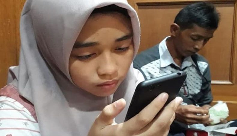 Sambil Tunggu Kabar Ibu di Bandara, Aura Tetap Hafalkan Alquran