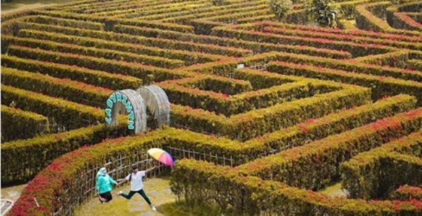 Lihat Labirin Raksasa, Mirip The Maze Runner di Taman Bunga Nusantara