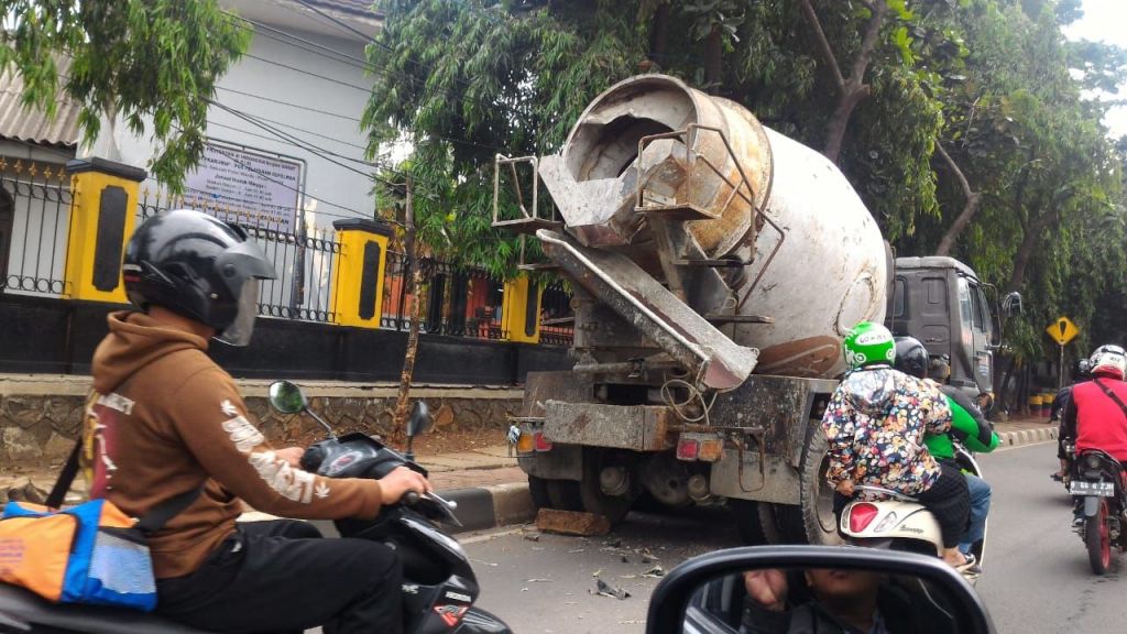 Macet Parah Gara-Gara Truk Molen Mogok, Ciputat-Lebak Bulus 1,5 Jam