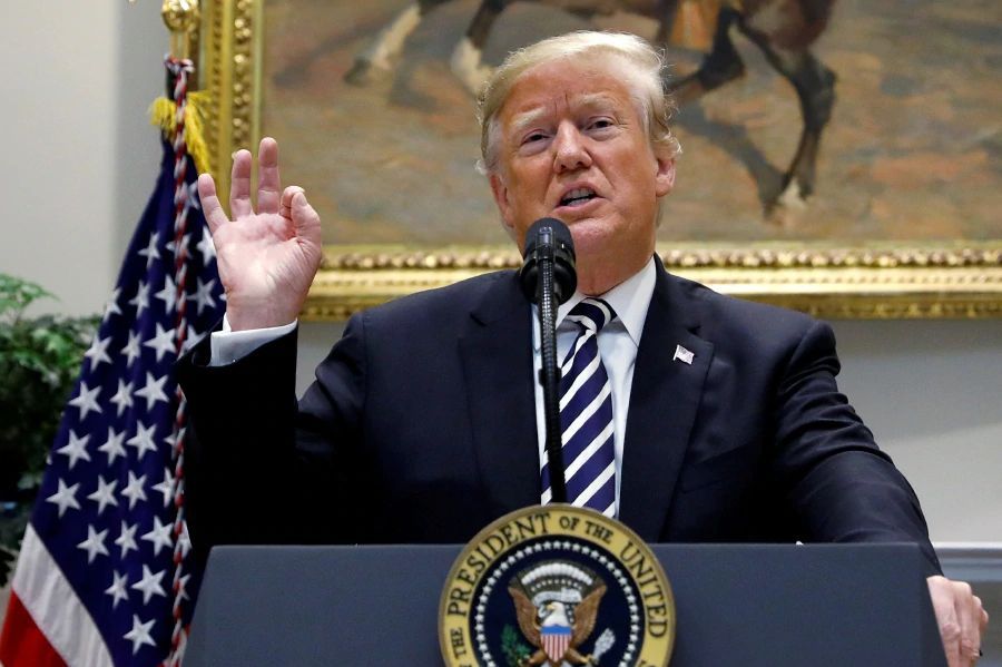 Trump: Tentara AS Harus Anggap Batu yang Dilempar Imigran Senjata Api