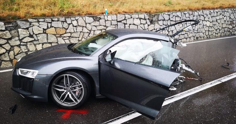 Tabrak Mobil Van VW, Supercar Audi R8 Terbelah 2