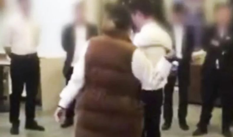 Tak Capai Target, Karyawan Dipaksa Minum Urine dan Makan Kecoak