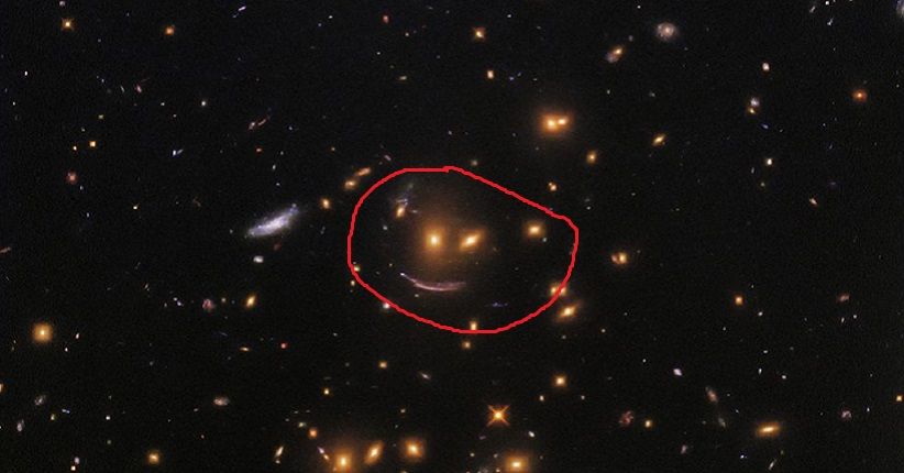 Teleskop Hubble Abadikan Wajah Tersenyum di Luar Angkasa