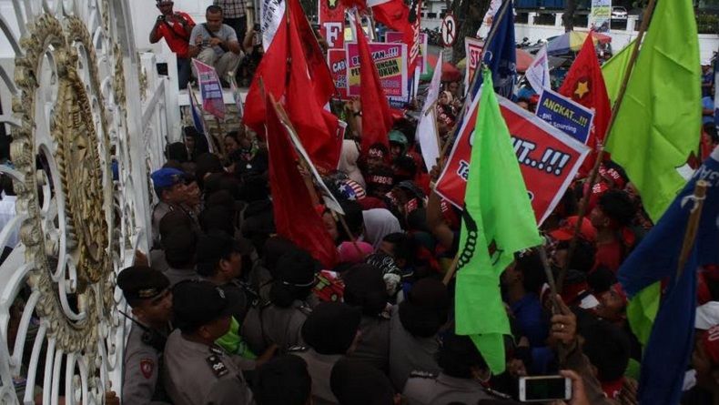 Demo Buruh Tolak UMP di Sumut Memanas, Massa Tertahan Barikade Polwan