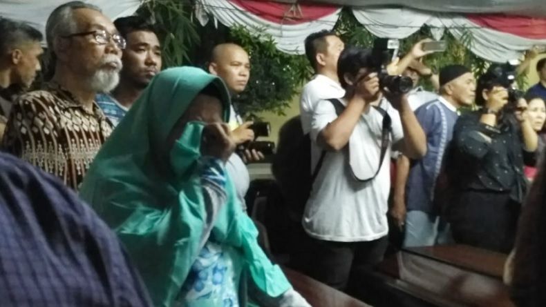 Bercucuran Air Mata, Idariyani Peluk Peti Jenazah Anaknya di RS Polri