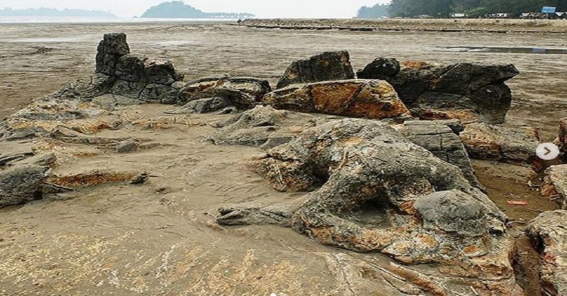 Wisata Pantai Air Manis di Tanah Minang, Melihat Batu Malin Kundang