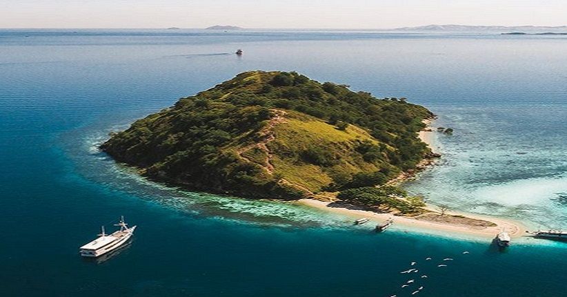 Jelajahi Jalan Setapak Pulau Kelor, Keindahannya Sembunyi di Flores