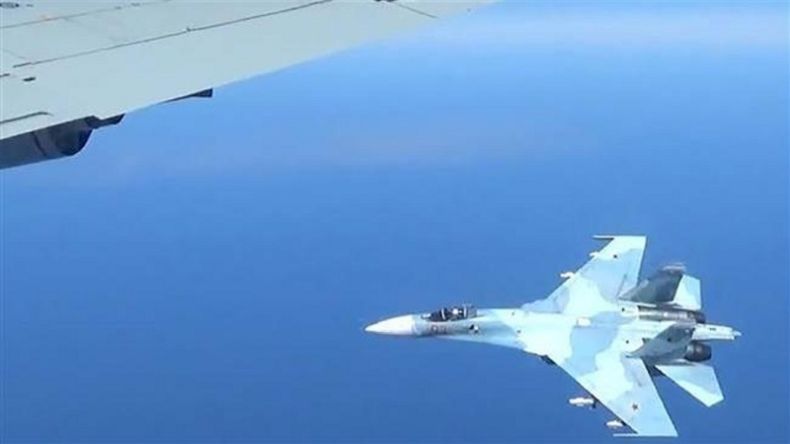 Tegang, Jet Tempur Rusia Su-27 Cegat Pesawat Pengintai AS