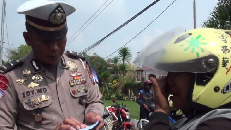 Terjaring Operasi Zebra Semeru 2018, Ibu-Ibu Pengendara Motor Menangis