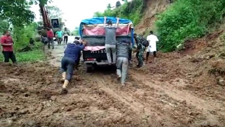 Jalur Lintas Kabupaten Pidie-Meulaboh Aceh Tertimbun Longsor