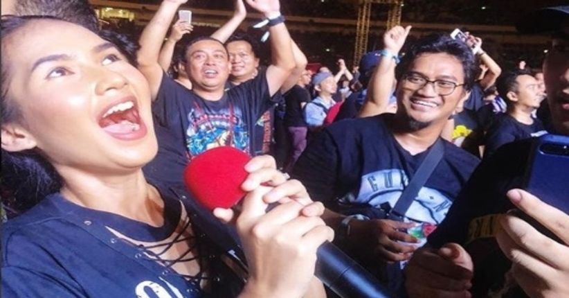 Bahagianya Soraya Rasyid Dapat Mikrofon Axl Rose di Akhir Konser