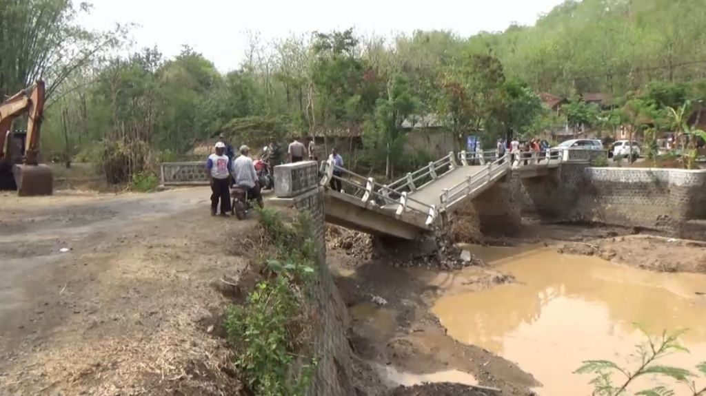 Jembatan Roboh Diterjang Banjir, Akses 2 Desa di Ponorogo Terputus