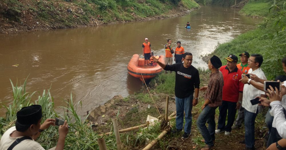 Anies Ajak Komunitas Lingkungan untuk Naturalisasi Sungai Ciliwung