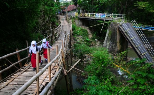 Akses Putus, Warga Padang Pariaman Bangun Jembatan Darurat dari Bambu