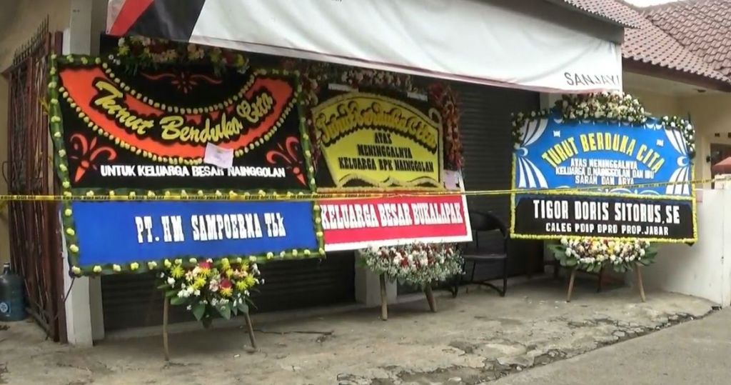 Karangan Bunga Berdatangan di TKP Pembunuhan Satu Keluarga di Bekasi