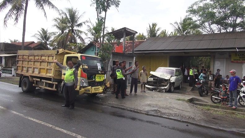 Tabrakan Beruntun di Kulonprogo, Mobil Kijang Ringsek Dijepit 2 Truk