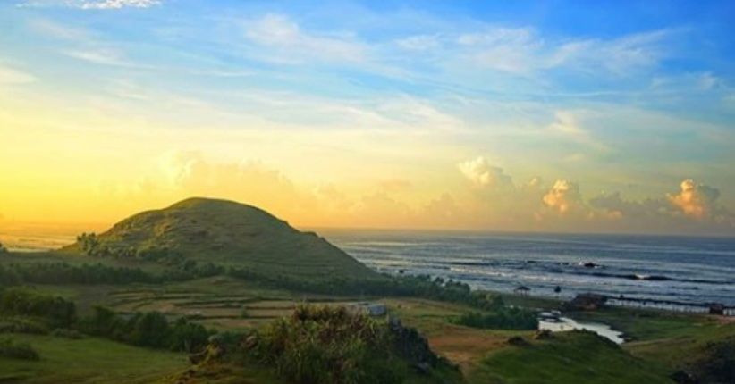 Menikmati Lanskap Terindah di Pantai Kuta Lombok dari Bukit Mandalika