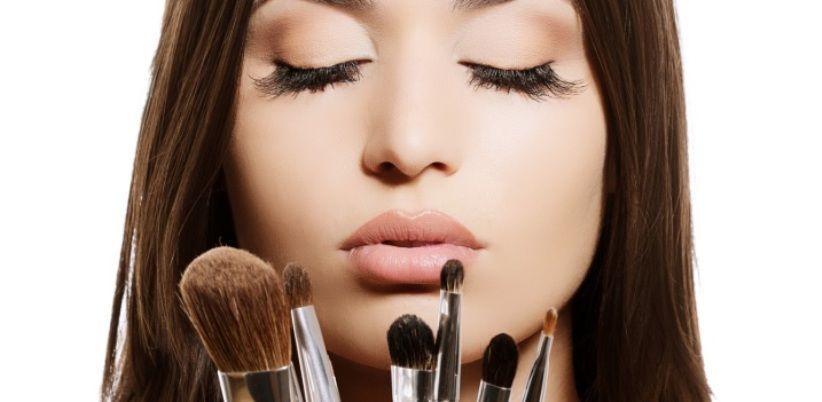 Dandan Setiap Hari, Ini Cara Tepat Bersihkan Wajah dari Make-Up