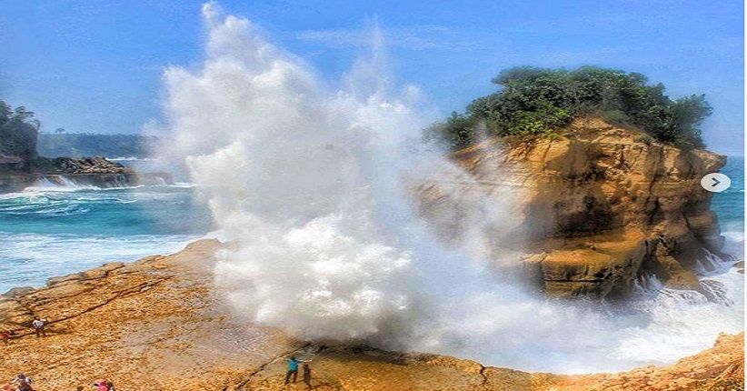 Eksplor Pantai Patuk Gebang, Tebingnya Eksotis saat Dihempas Ombak