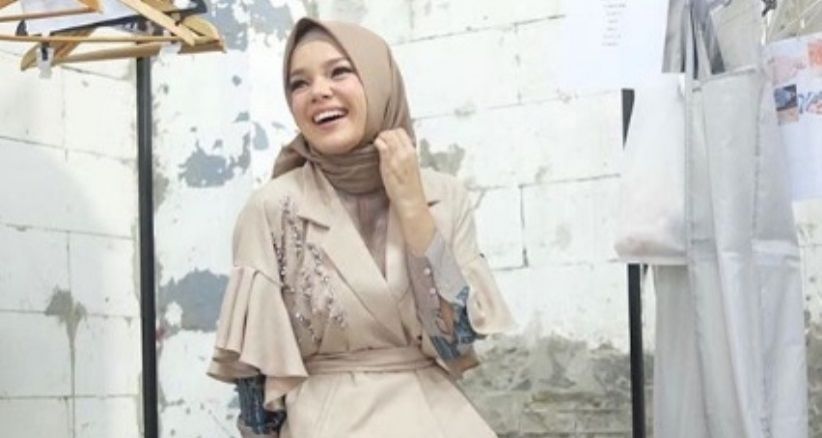Hijrah, Intip Gaya Syar'i Dewi Sandra