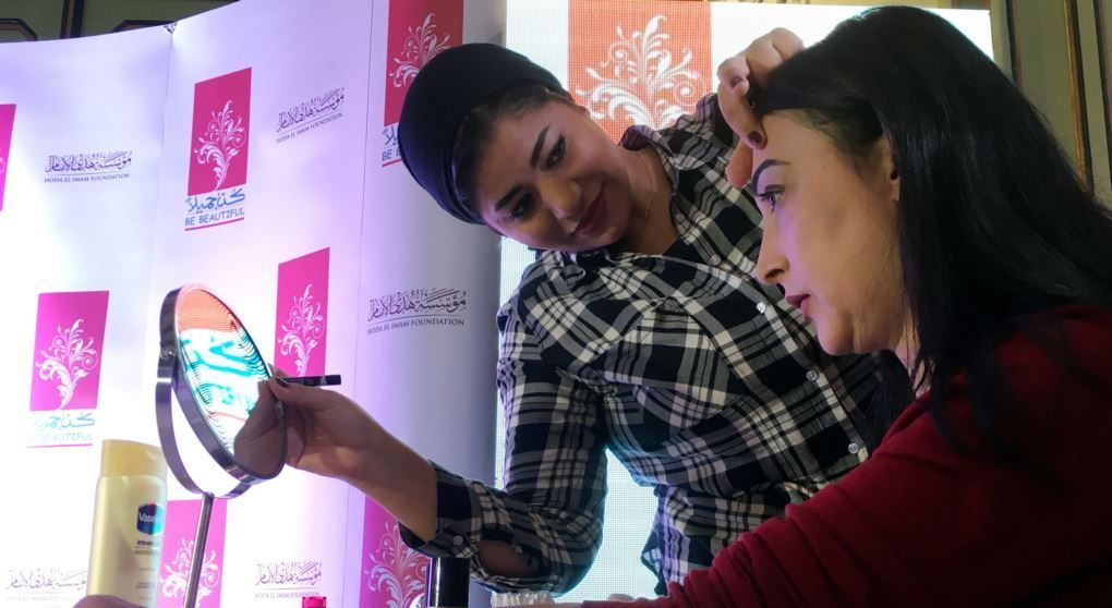 Kursus Kecantikan Pulihkan Kepercayaan Diri Pasien Kanker di Mesir 