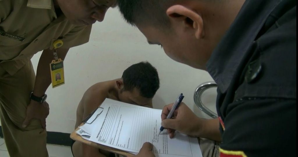 Curi Sepatu di Masjid Fakultas Kedokteran UI, Pria Mabuk Ditelanjangi