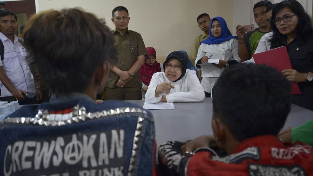 Marahi Pelajar Ngelem, Risma Minta Mereka Cium Kaki Orang Tuanya
