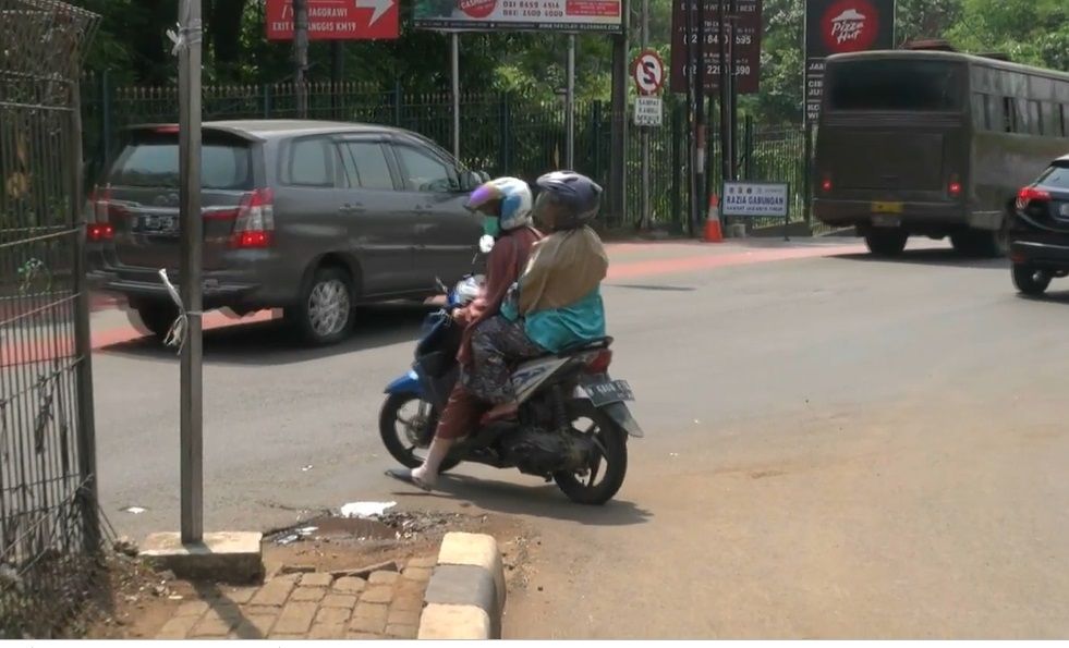 Panik Ada Razia Pajak Mobil Mewah, Belasan Pemotor Masuk Tol Jagorawi