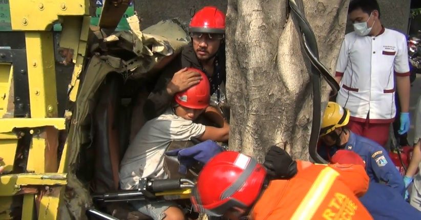 Truk Tabrak Pohon, Sopir dan Kernet Terjepit Selama 3 Jam