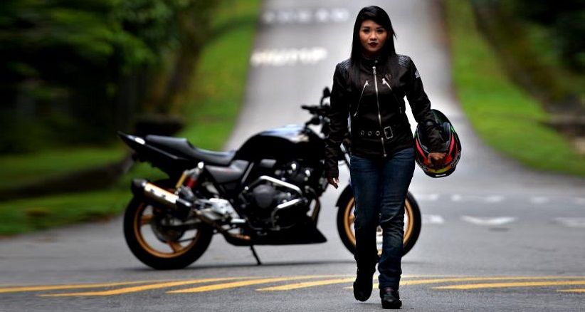 Ini yang Harus Diperhatikan Wanita saat Naik Motor di Musim Hujan