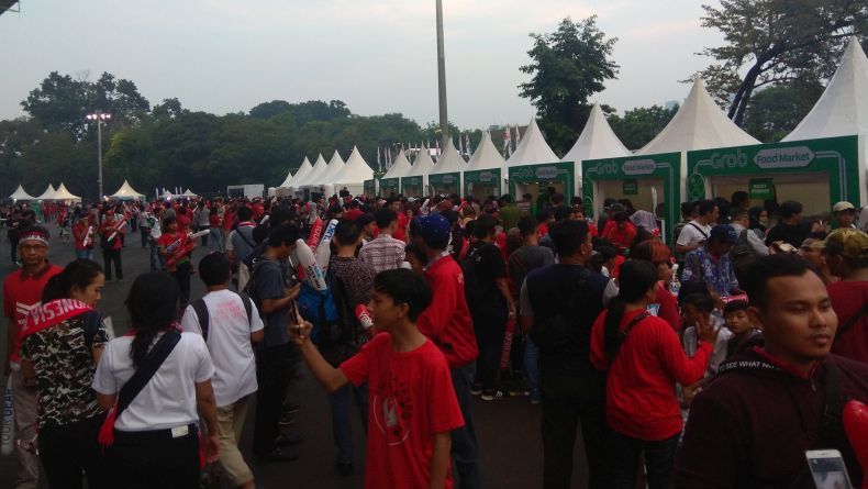 Meski Tak ke Semifinal, Suporter Timnas Indonesia Tetap Sambangi SUGBK