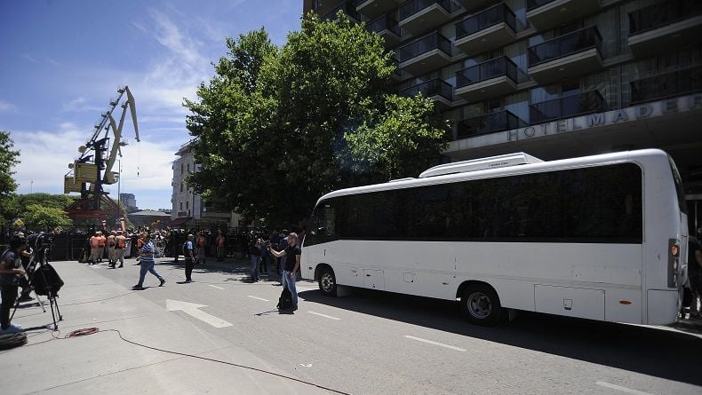 Suporter River Plate Penimpuk Bus Boca Juniors Meminta Maaf