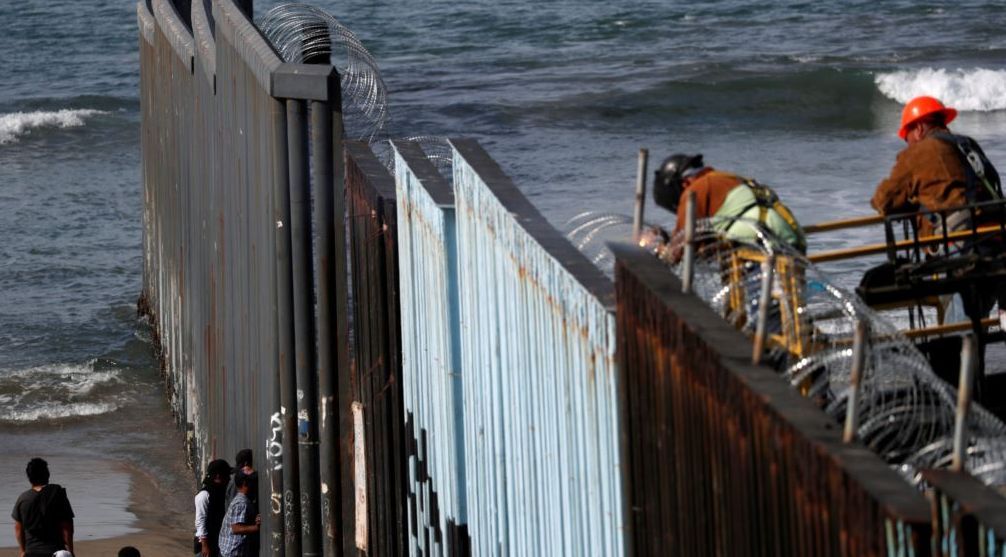 Coba Panjat Pagar Perbatasan AS, Seorang Perempuan Imigran Terluka