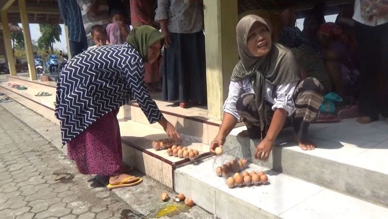 Masyarakat di Jombang Terima Bantuan Telur Berbelatung