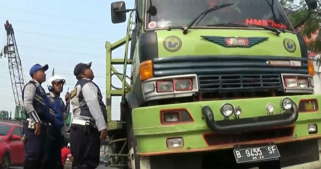 Melintas di Jalan Kalimalang, Puluhan Truk Bertonase 8 Ton Dihentikan