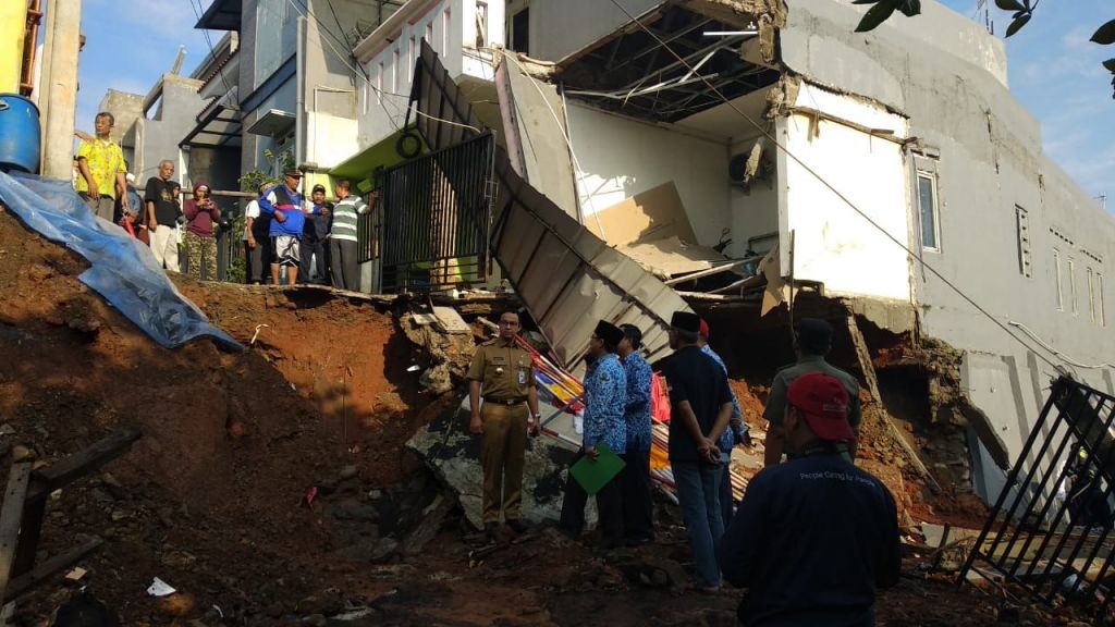 Evaluasi Longsor Pasar Rebo, Anies Minta Audit Bangunan Pinggir Sungai