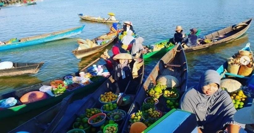Belanja di Pasar Terapung Lok Baintan, Wisata Unik di Atas Perahu