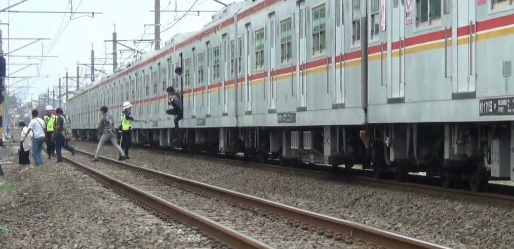 Terjebak 1 Jam di Gerbong, Puluhan Penumpang KRL ke Bekasi Nekat Turun