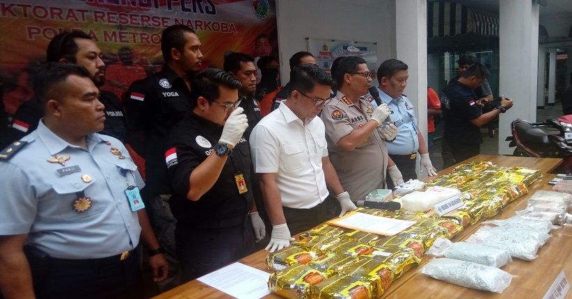 Polisi Sita 43.000 Pil Ekstasi dan 50 Kg Sabu dari Komplotan Malaysia