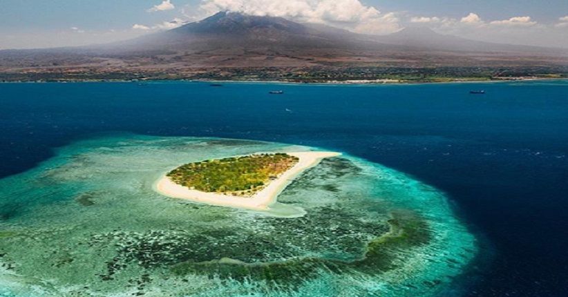 Tabuhan, Pulau Kecil di Tengah Laut Selat Bali yang Terlihat Eksotis