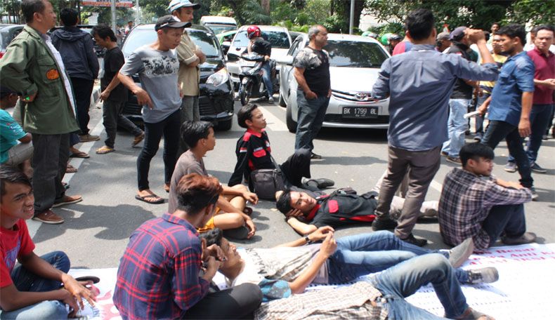 Tuntut Manager Adolina PTPN VI Dicopot, Massa Blokade Jalan di Medan