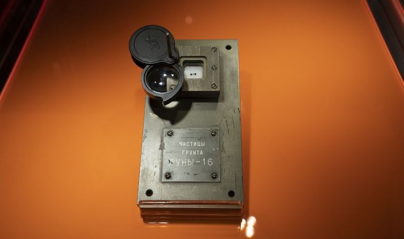 3 Batu dari Bulan Terjual Rp12 Miliar dalam Lelang