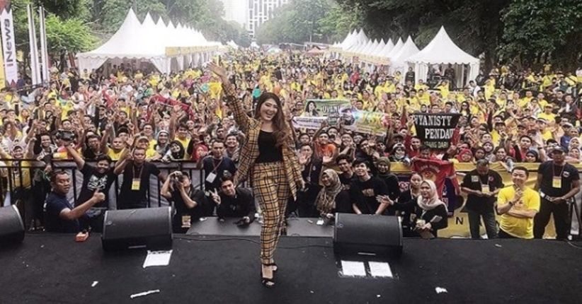 Ajak Selfie, Via Vallen Malah Dilempar Handphone oleh Penonton